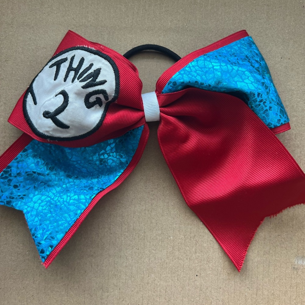 cheer bow “thing 2” 🎀3 for 35⭐️